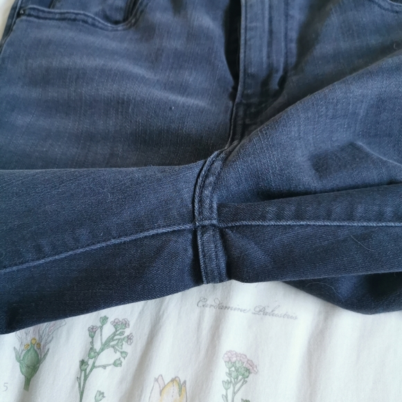Levi's 721 highrise in soft black, like new condition. - Picture 3 of 4